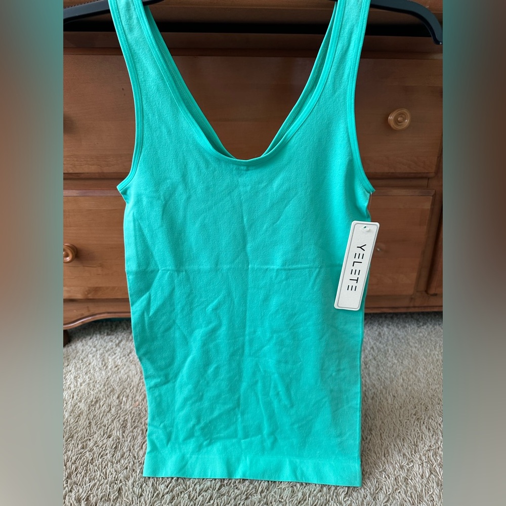 NWT YELETE REVERSIBLE LIKE A GLOVE TANK